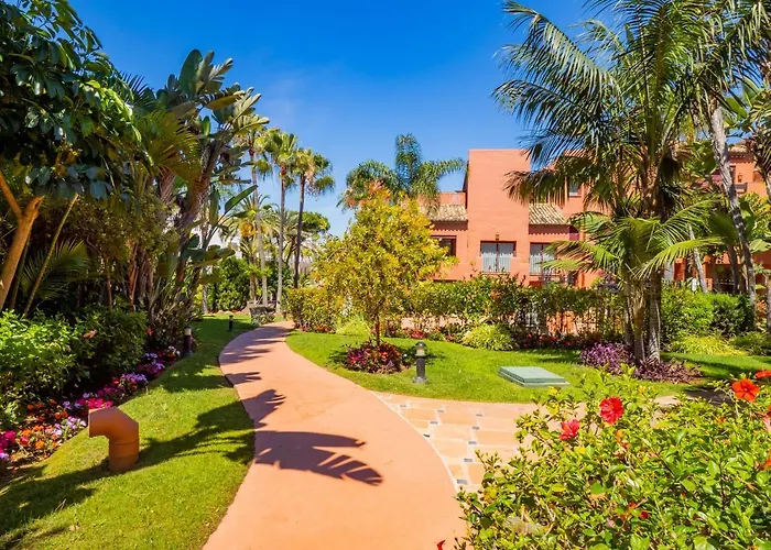 Cubo's & Parking Jardines De Don Carlos Marbella
