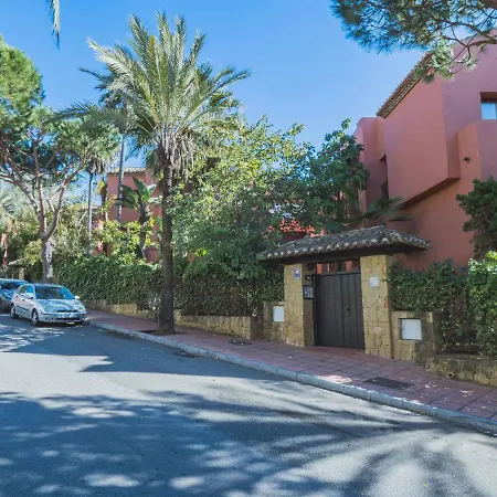 Cubo's & Parking Jardines De Don Carlos Marbella