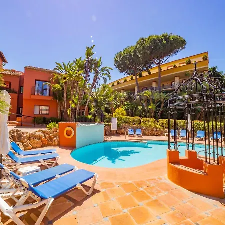 Cubo's & Parking Jardines De Don Carlos Marbella