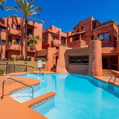 Cubo's & Parking Jardines De Don Carlos * Marbella