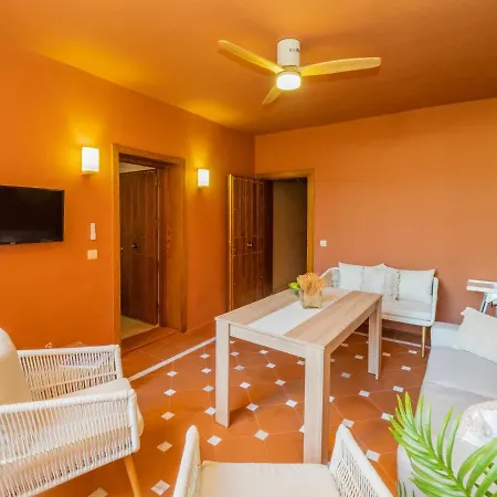 Cubo's & Parking Jardines De Don Carlos Apartman