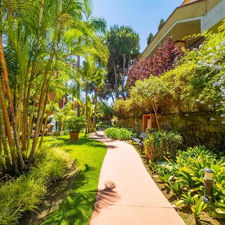 Cubo's & Parking Jardines De Don Carlos Апартаменти Марбелья