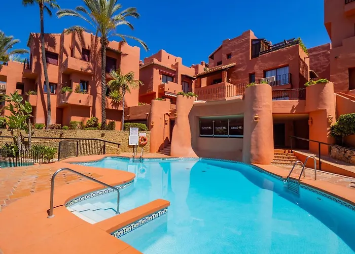 Cubo's & Parking Jardines De Don Carlos * Marbella