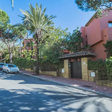 Cubo's & Parking Jardines De Don Carlos Marbella