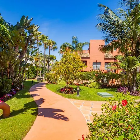 Cubo's & Parking Jardines De Don Carlos Marbella