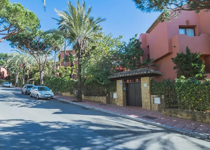 Cubo's & Parking Jardines De Don Carlos Marbella