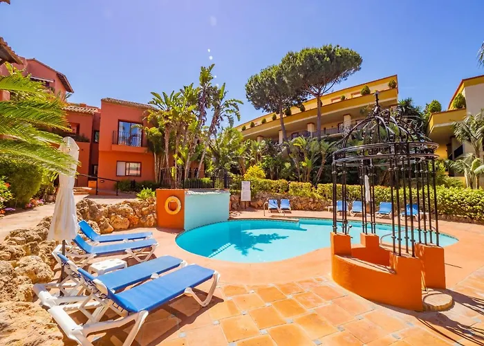 Cubo's & Parking Jardines De Don Carlos Marbella